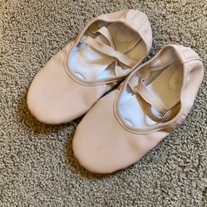 Girls ballet/dance shoes. Size 2/3. Gently used condition. Pink/nude